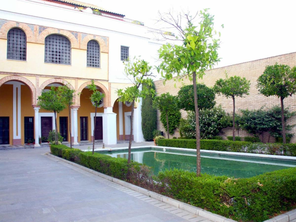 Saavedra Free Parking Center *