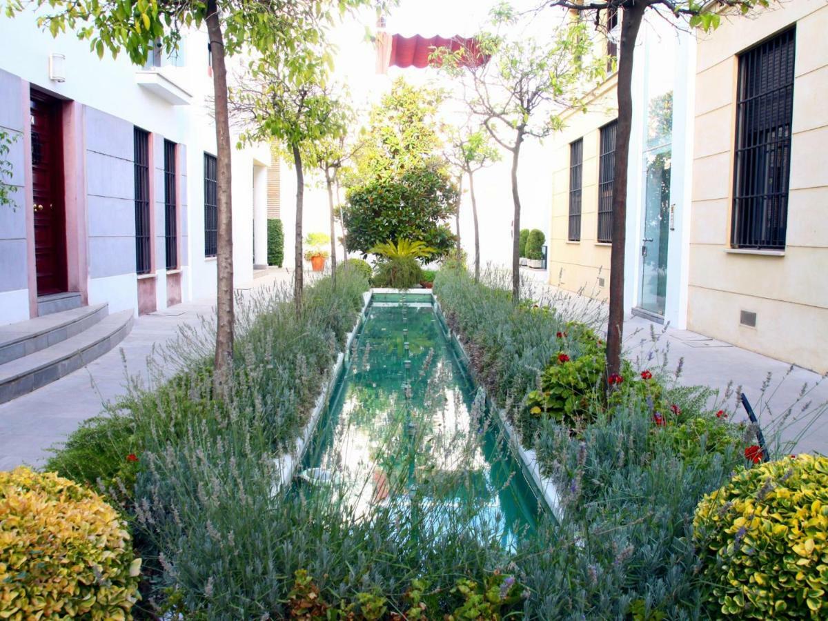 Saavedra Free Parking Center